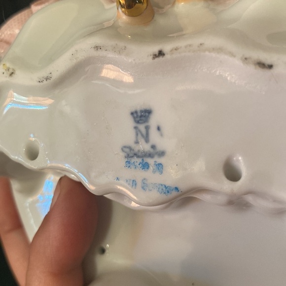 Dresden Lace Queen Antoinette w/parrot vintage - Picture 5 of 5